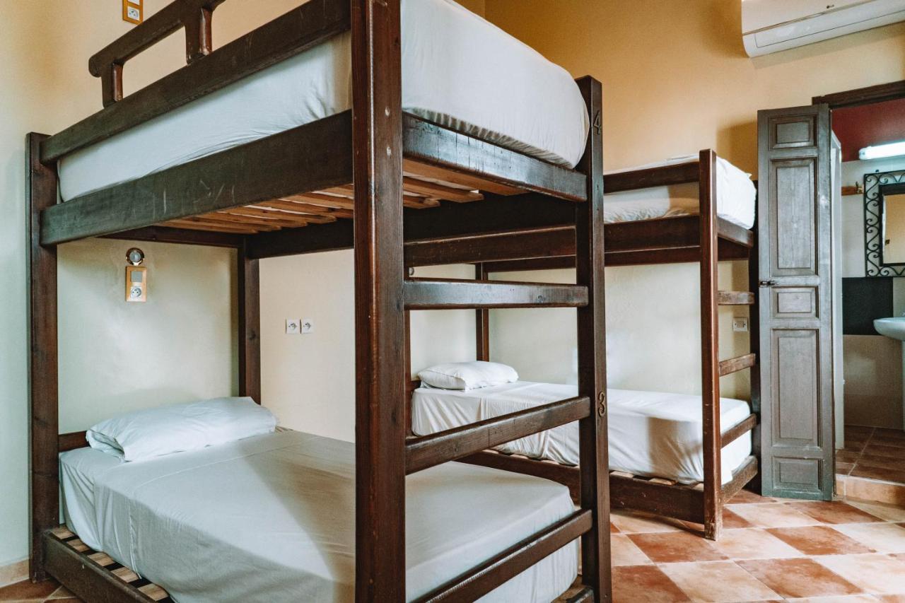 Cama en habitación compartida femenina de 6 camas